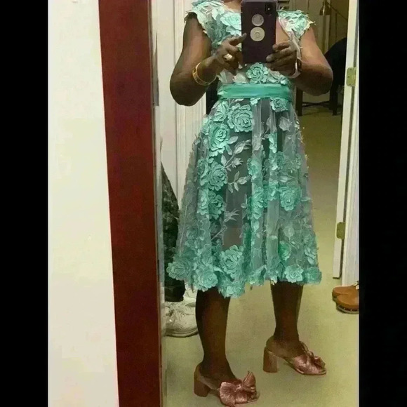 Gorgeous Turquoise and Silver hand made lace dress. - Picture 3 of 13